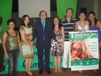 Palestrante rodeado por Empresários e Elias Júnior