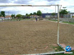 Arroz sendo seco na tradicional quadra de futsal/futebol