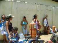 Famílias carentes recebem filtros doados pela ONG Caritas do Brasil