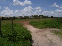 Buraco aberto na cerca do campo do pouso