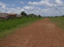 Casas construídas ao lado da pista de pouso