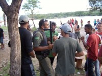 Policiais atuando na cachoeira