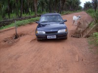 Estrada com manilhas quebradas