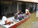 Voluntários ajudando os alagados