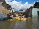 Casas caídas na enchente