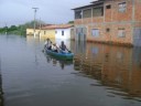 Pessoas na canoa na Avenida Juarez Távora