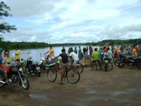 Curiosos olhando a enchente do Rio Longá