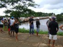 Curiosos olhando a Ponte do Rio Longá