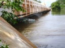 Lixo acumulado debaixo da ponte