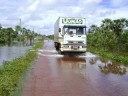 Caminhão passando na rodovia