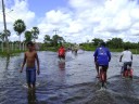 Pessoal passando pela pista