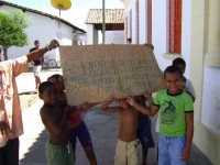 Crianças fazendo manifestação