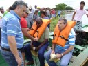 Autoridades no interior da canoa