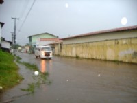 Rua alagada logo depois de uma chuva