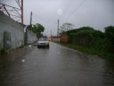 Rua alagada logo apos uma chuva