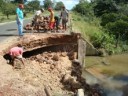 Homens trabalhando para ajeitar a estrada