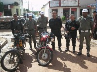 Policiais e as motos apreendidas