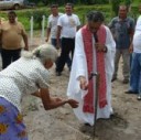 Padre Ladislau abrindo a torneira