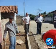 Prefeito Chico Antônio visitando calçamento