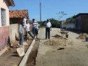 Prefeito visitando obra de calçamento