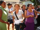 Professores recebendo livros