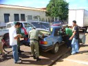 Policiais revistando o carro