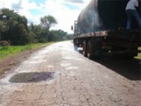 Enquanto isso a estrada está cheia de buracos entre Batalha e Barras