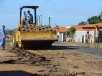 Máquina arrancando o asfalto