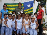 Alunos, professores e soldado