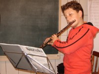 menino tocando flauta