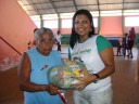 Renata Lopes entregando cesta de alimentos