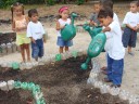 Alunos aguando a horta