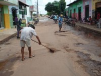 Garis limpando a Rua