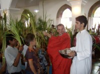 Padre na missa de ramos