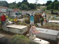 Trabalhadores no cemitério