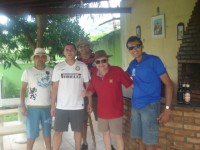 Sergio ladeado com amigos