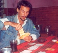 Santolia jogando baralho com dinheiro