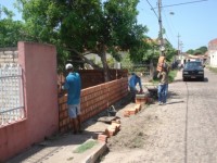 Muro sendo construido