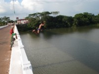 Crianças pulando da ponte