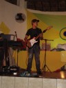 Jovem tocando guitarra