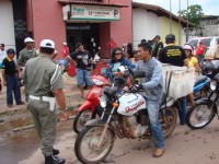 Policiais na blitz