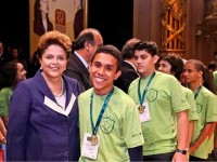 Dilma com alunos 