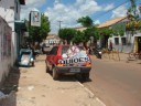 Carro em cima da calçada