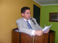 Regys discursando