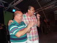 frank-aguiar-canta-na-praca-de-eventos-em-jose-de-freitas-pi-abracado-com-o-prefeito-ricardo-camarco