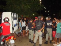 Policiais com paredões