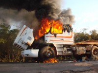 Caminhão incendiando