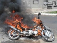 Moto pegando fogo