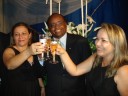 Prefeito brindando