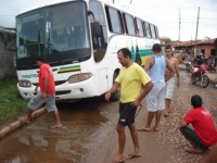 ônibus atolado